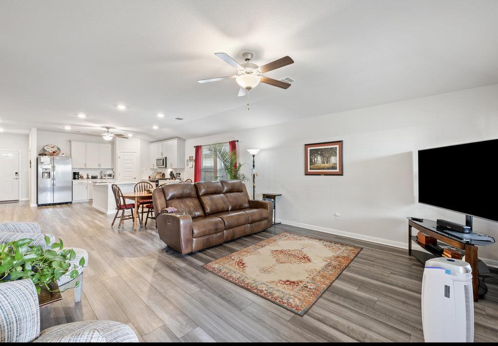 130 NW Greenspire LN NW