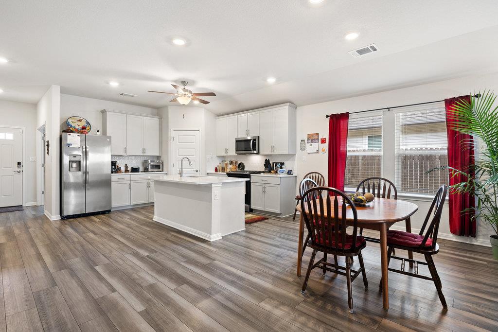 130 NW Greenspire LN NW