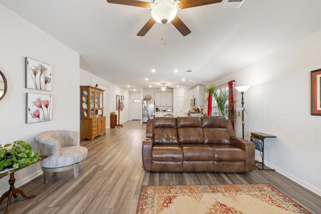 130 NW Greenspire LN NW