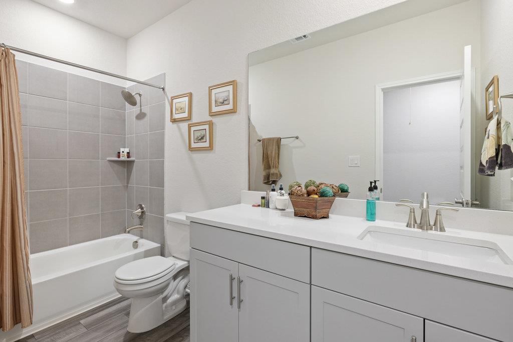 130 NW Greenspire LN NW