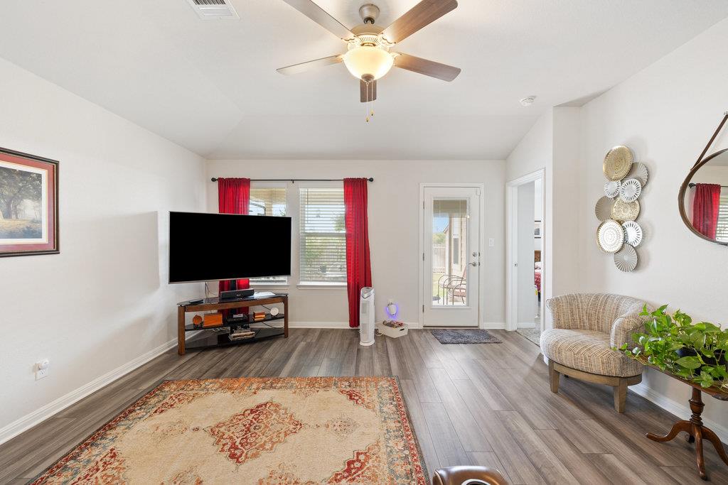 130 NW Greenspire LN NW