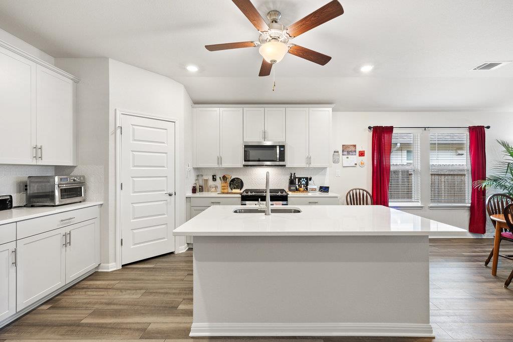 130 NW Greenspire LN NW