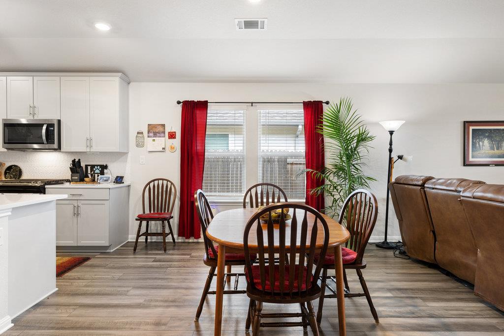 130 NW Greenspire LN NW