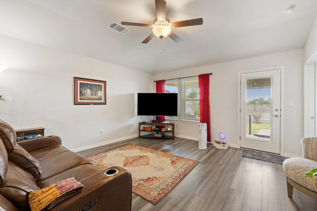 130 NW Greenspire LN NW