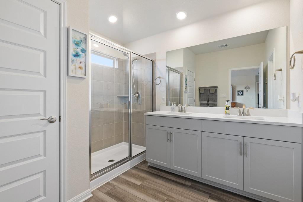 130 NW Greenspire LN NW