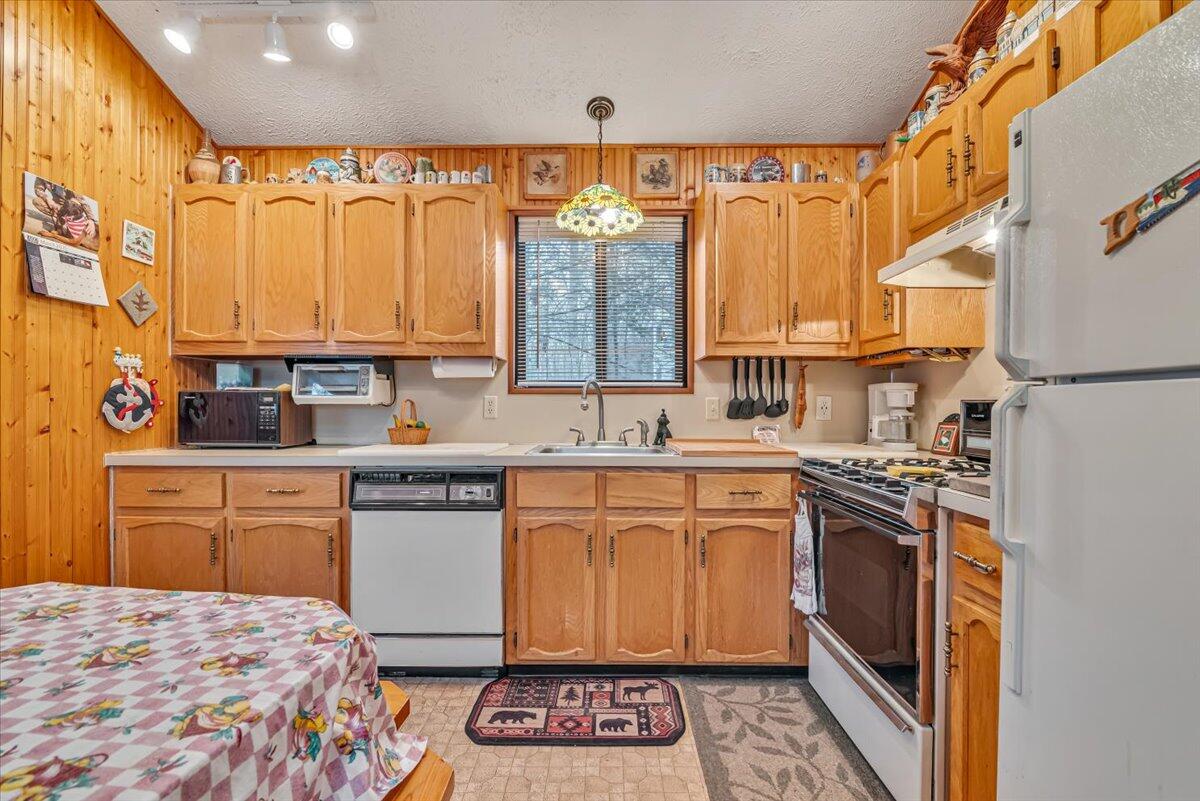 3430 Canterbury Circle