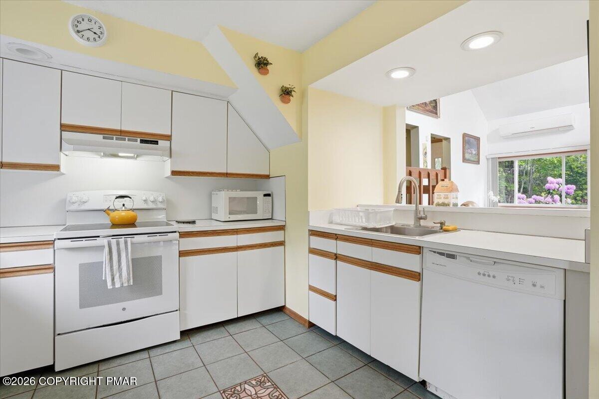 242 Colonial Terrace