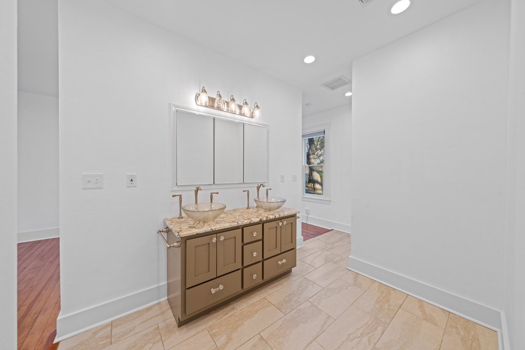 306 E Orchard St