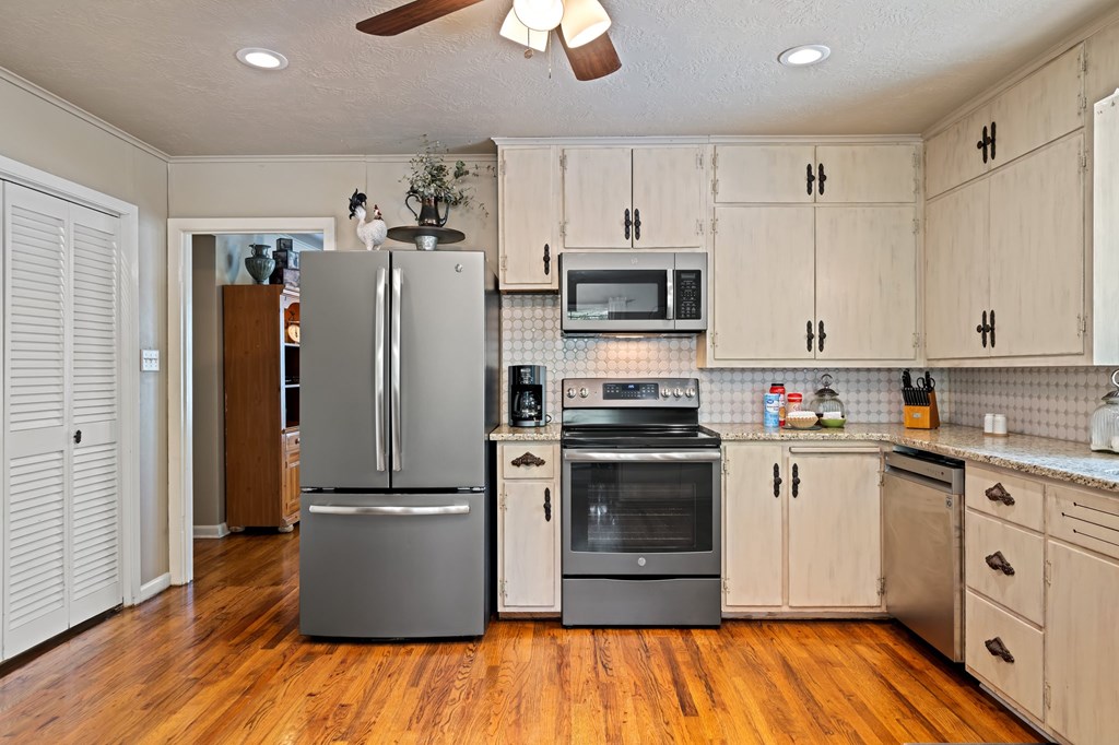 803 Poplar