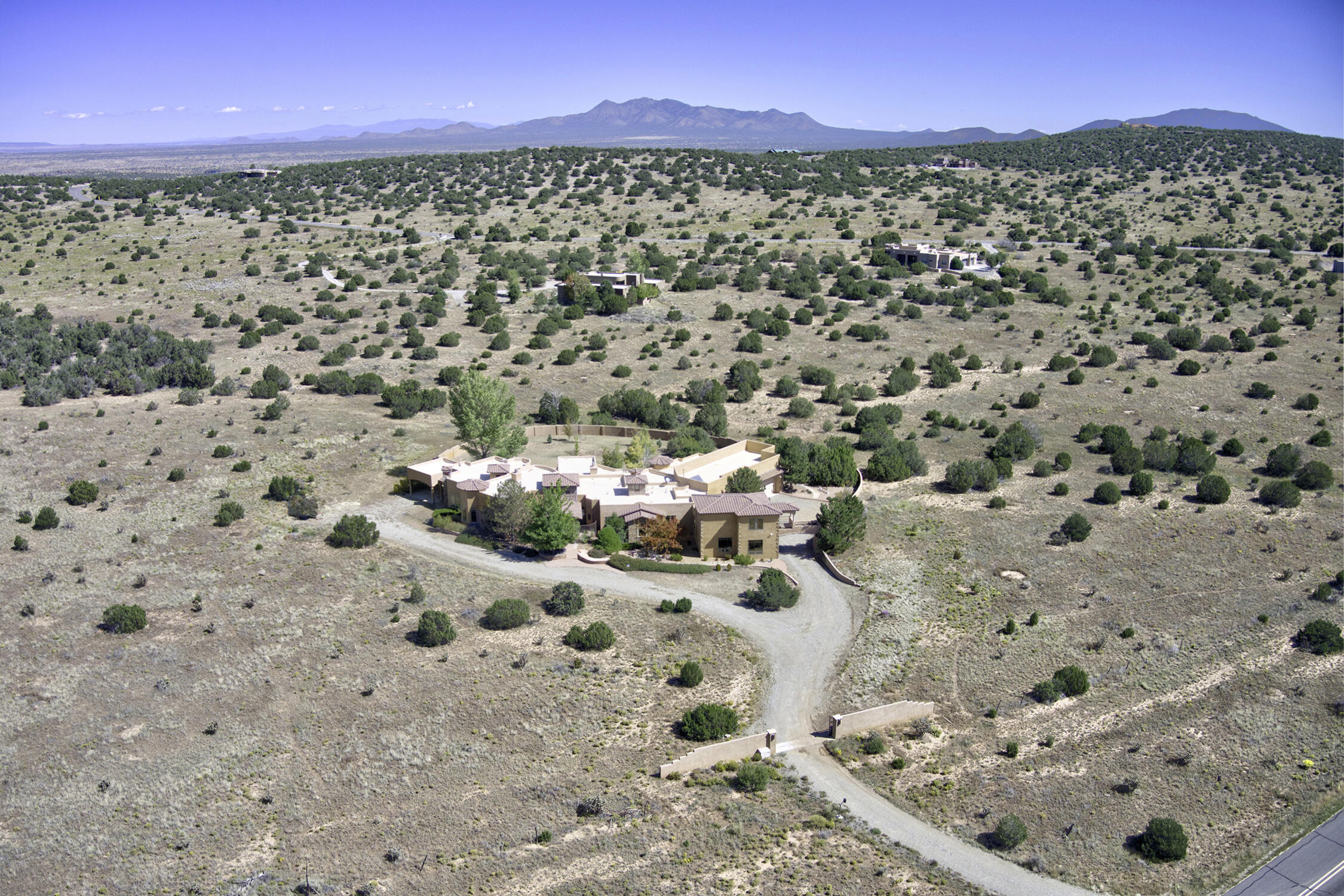 33 VIA ENTRADA