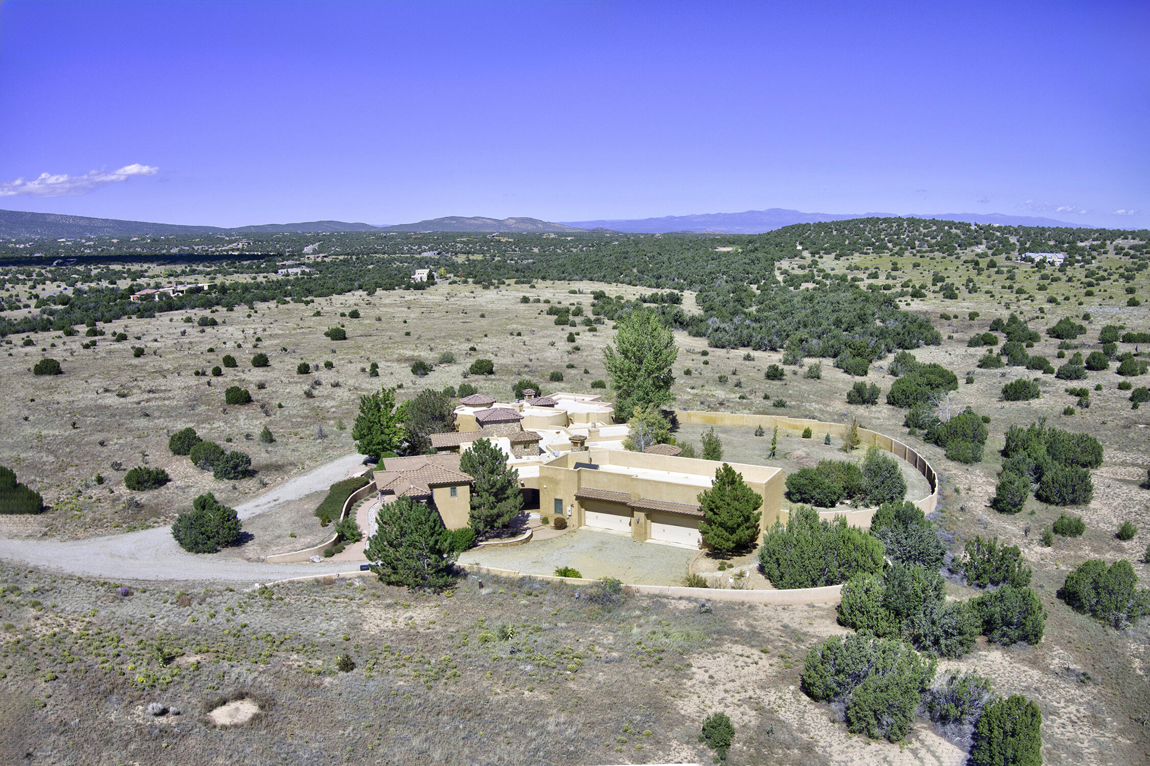 33 VIA ENTRADA