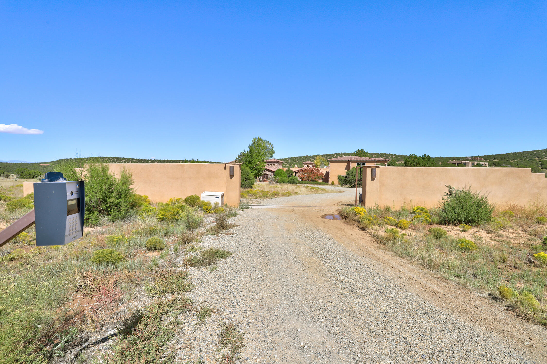 33 VIA ENTRADA