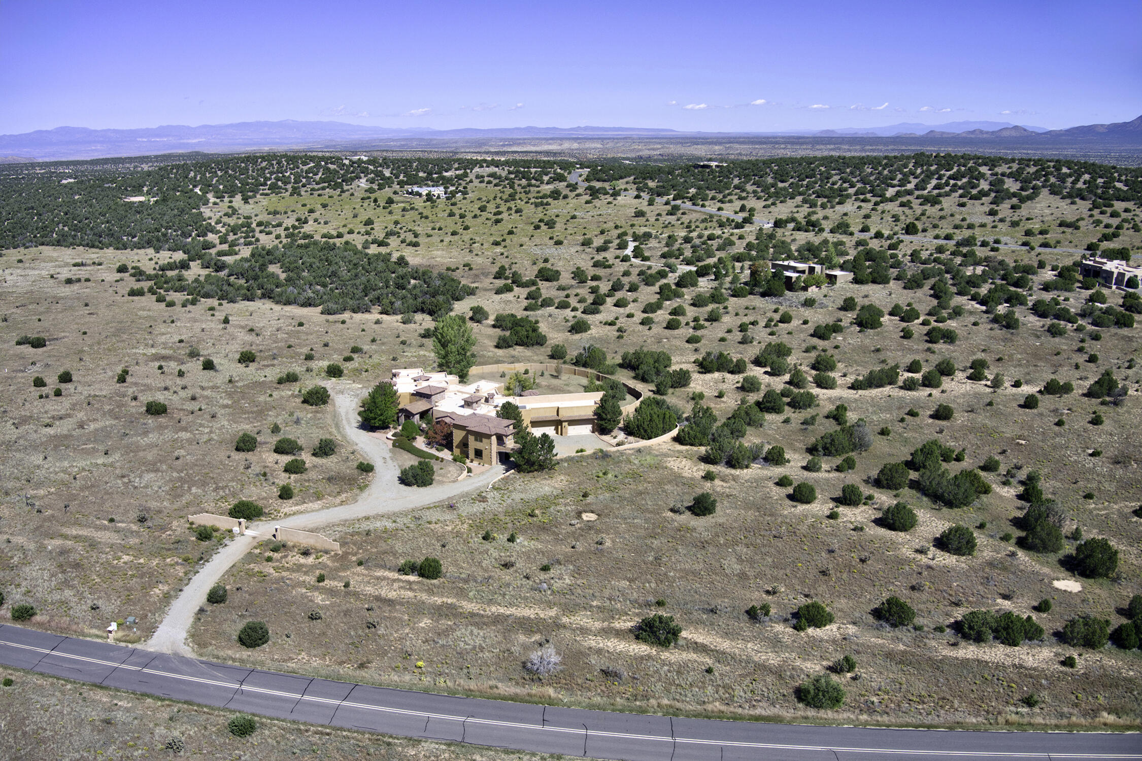 33 VIA ENTRADA