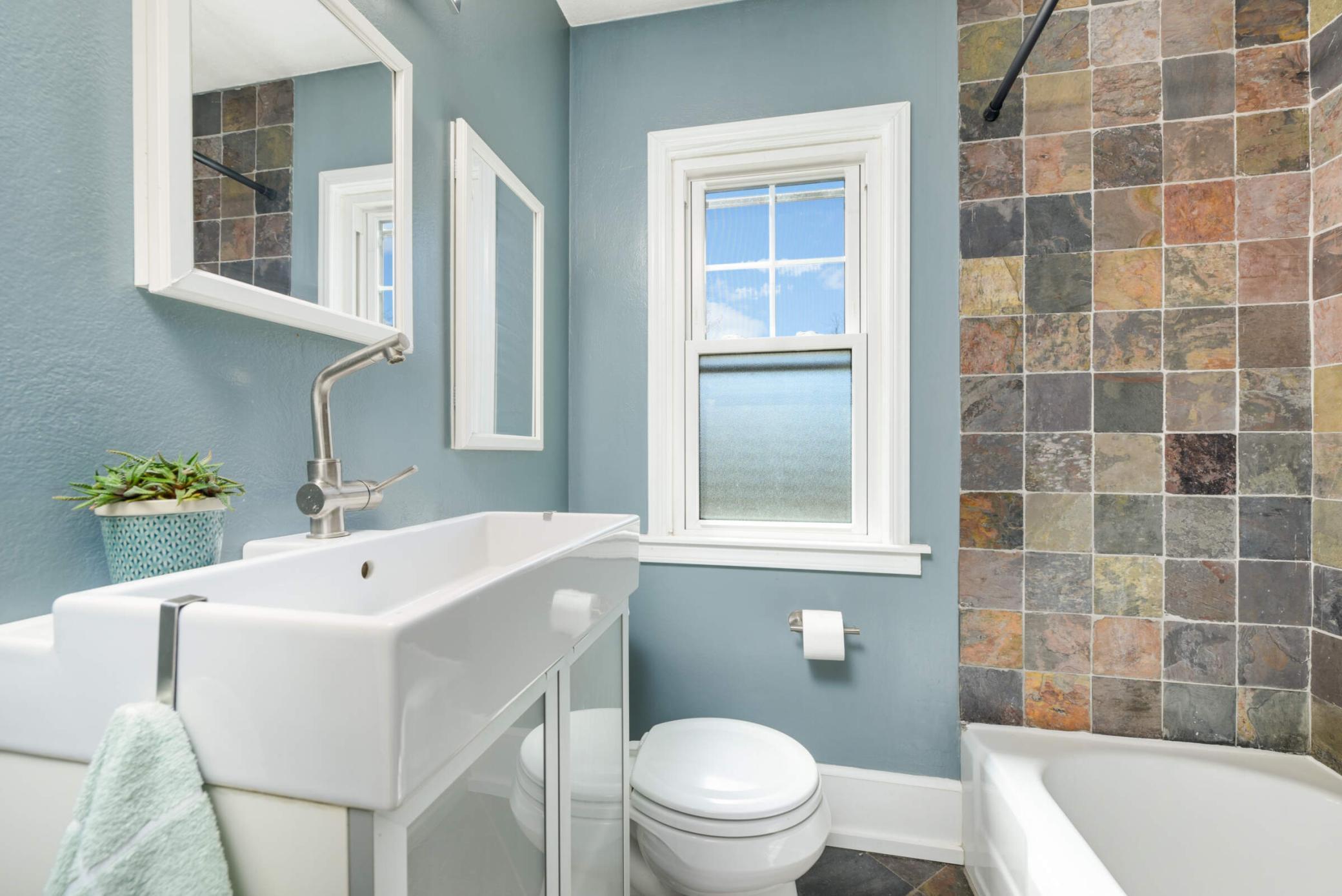 946 Grandview Avenue W