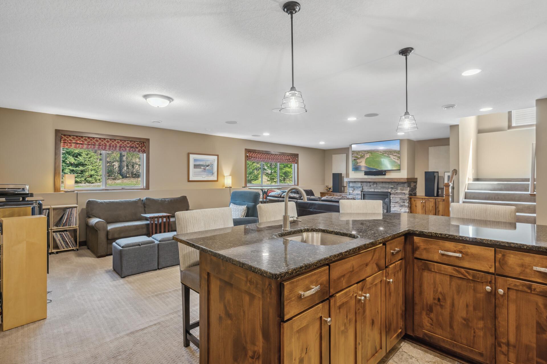 887 Pinetree Court