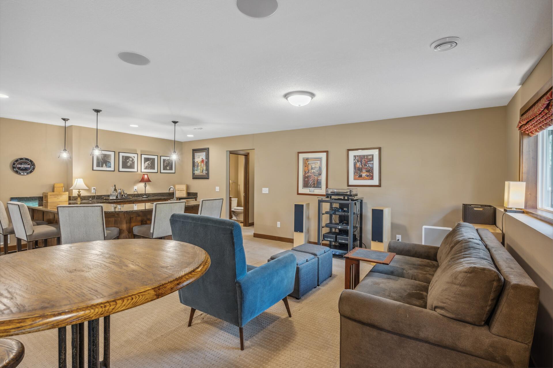 887 Pinetree Court