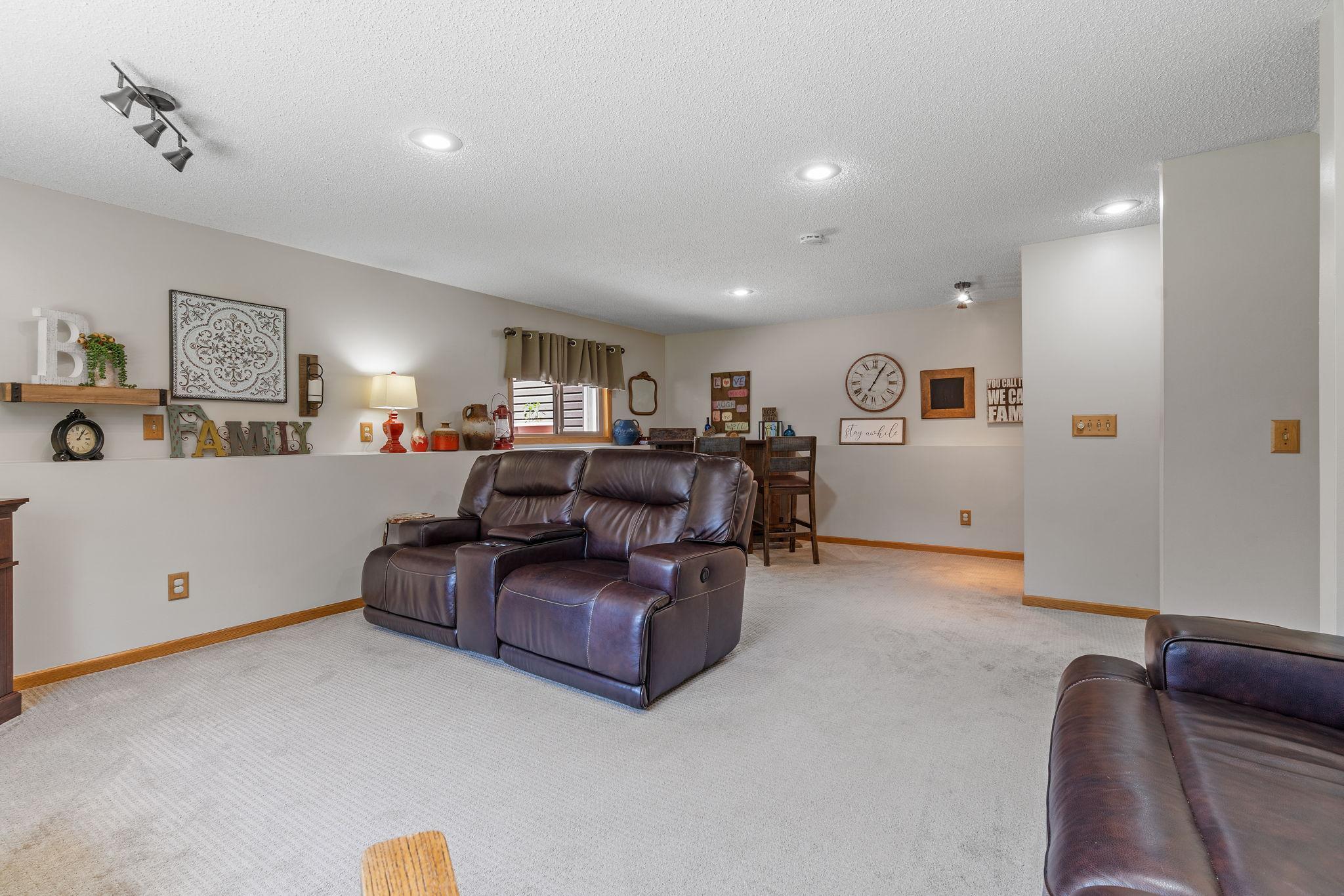 1096 138th Avenue NW