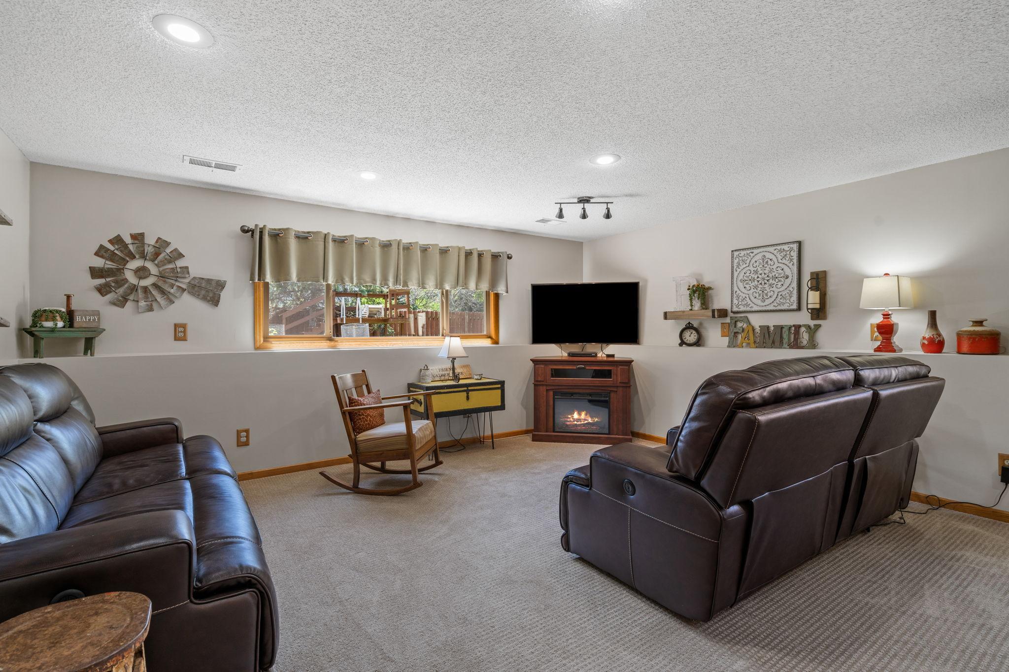 1096 138th Avenue NW