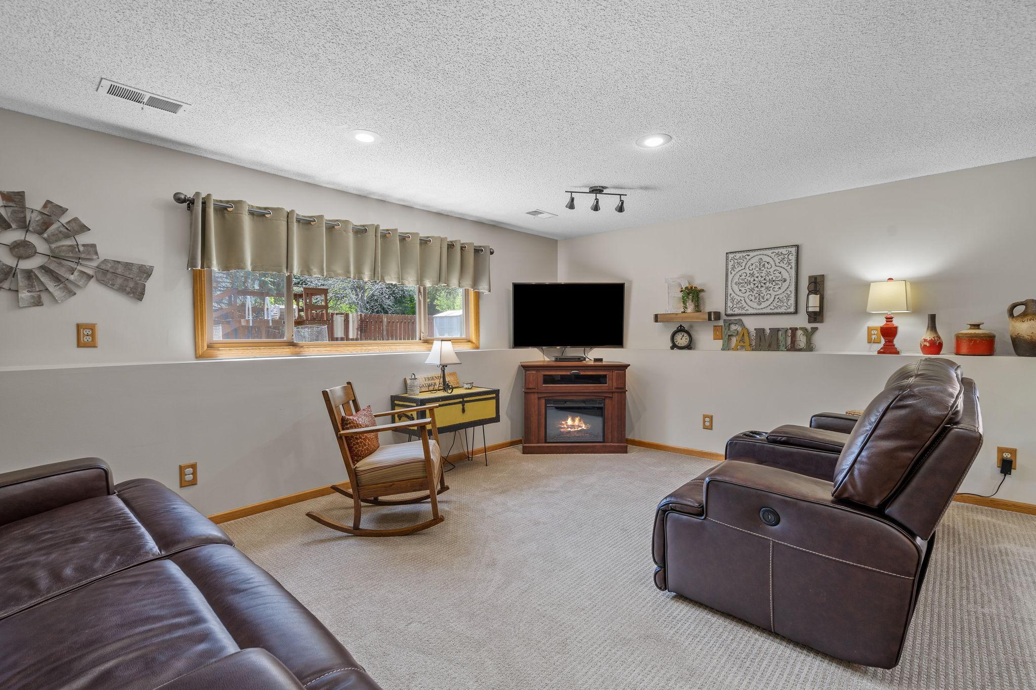 1096 138th Avenue NW