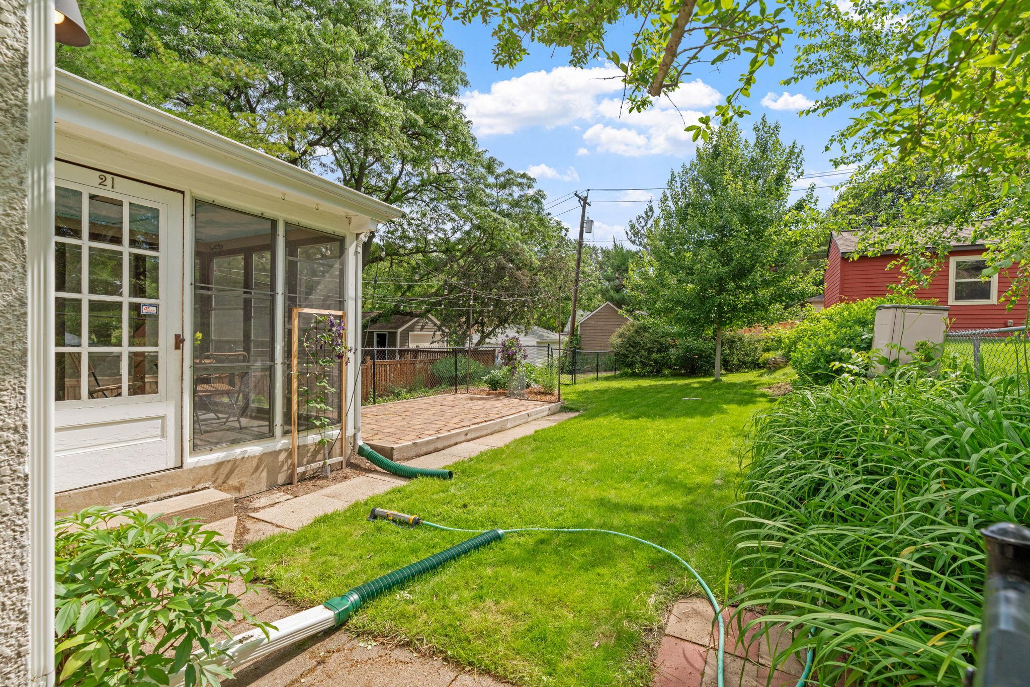 21 Queen Avenue S