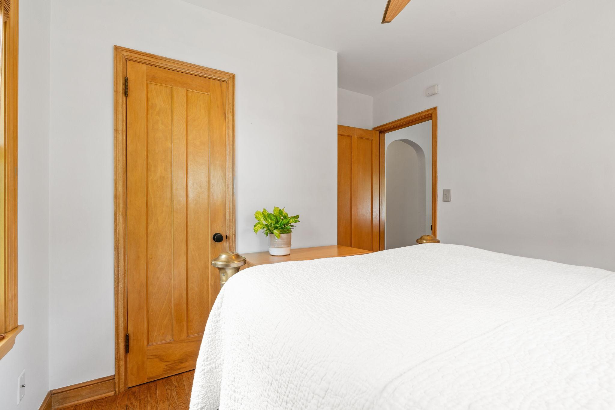 21 Queen Avenue S