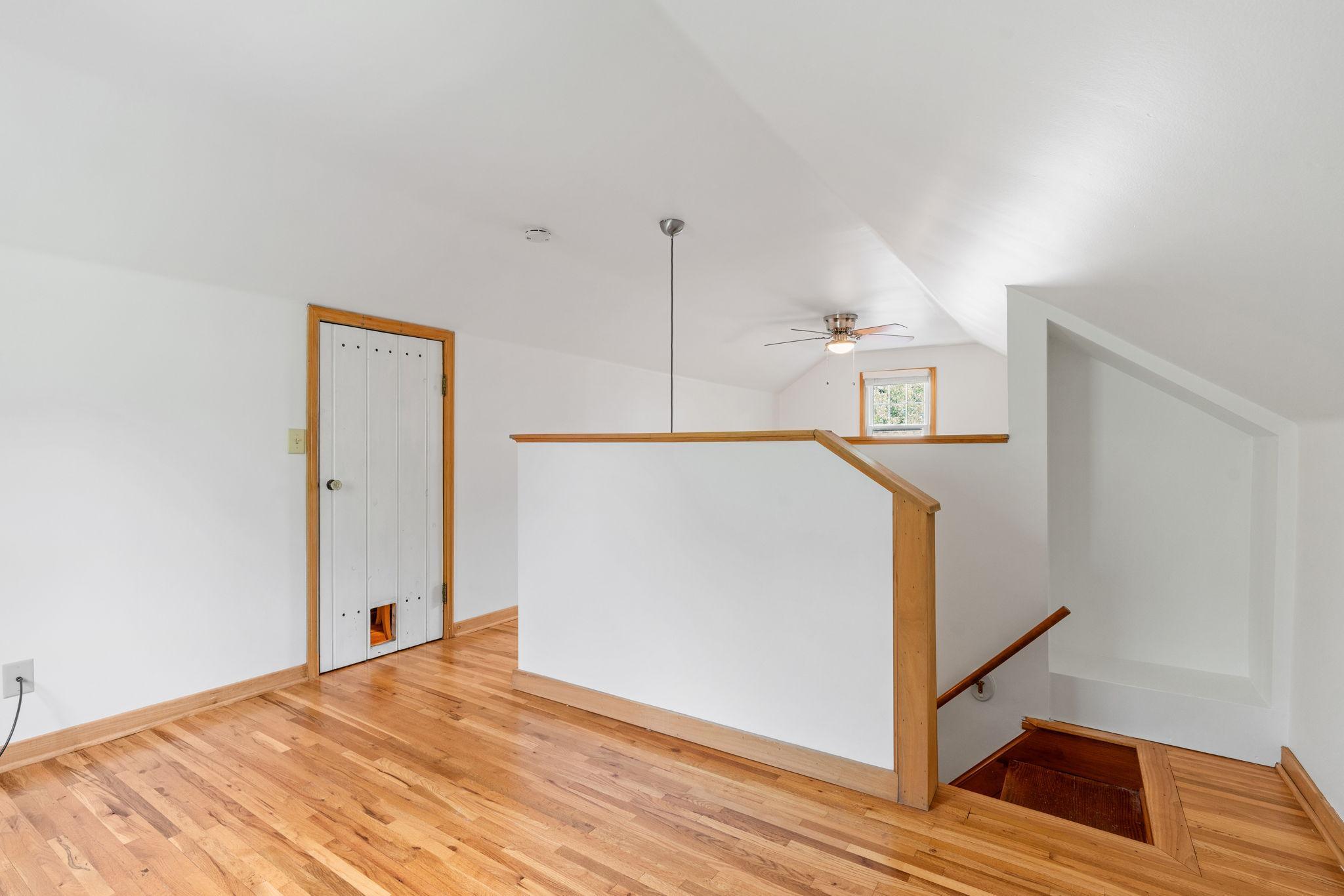 21 Queen Avenue S