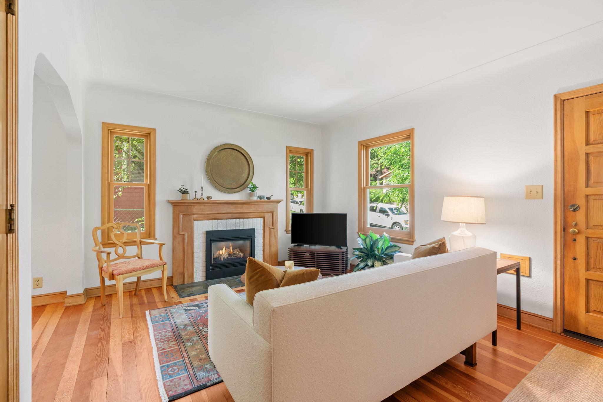 21 Queen Avenue S