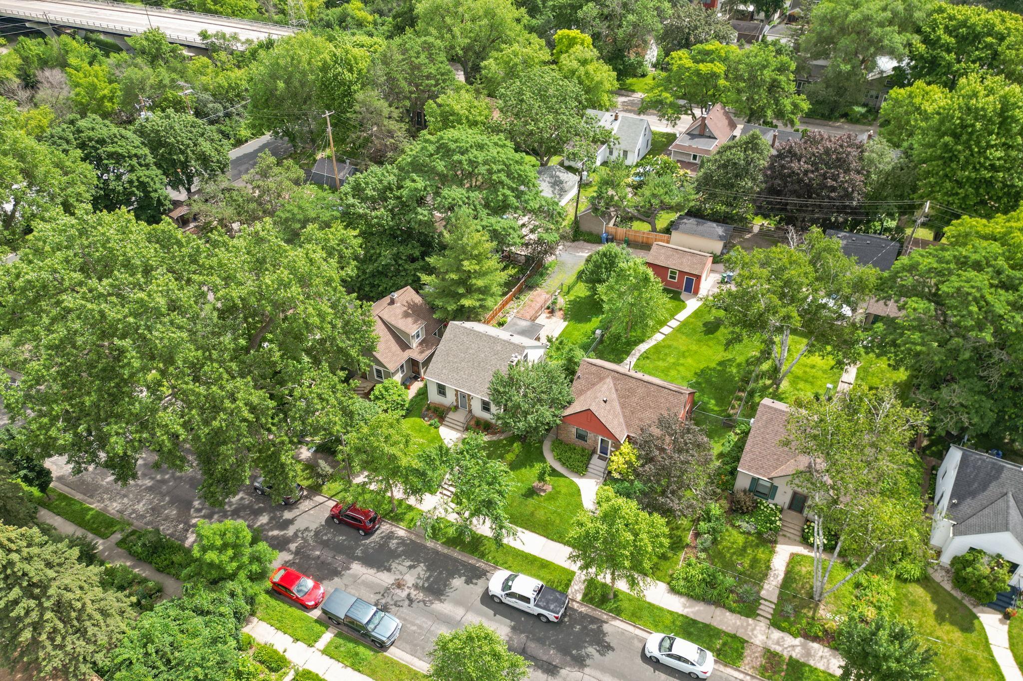 21 Queen Avenue S