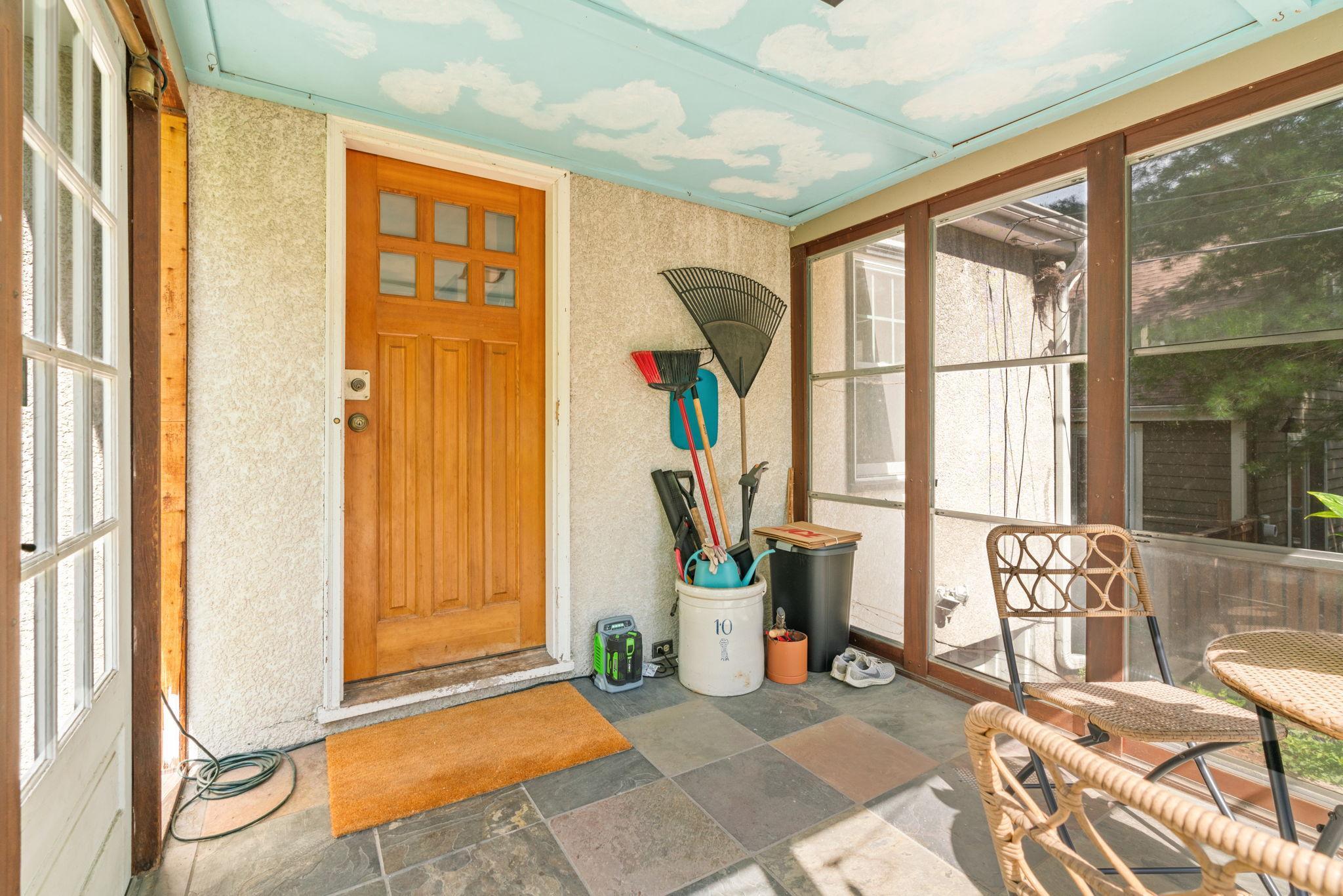 21 Queen Avenue S