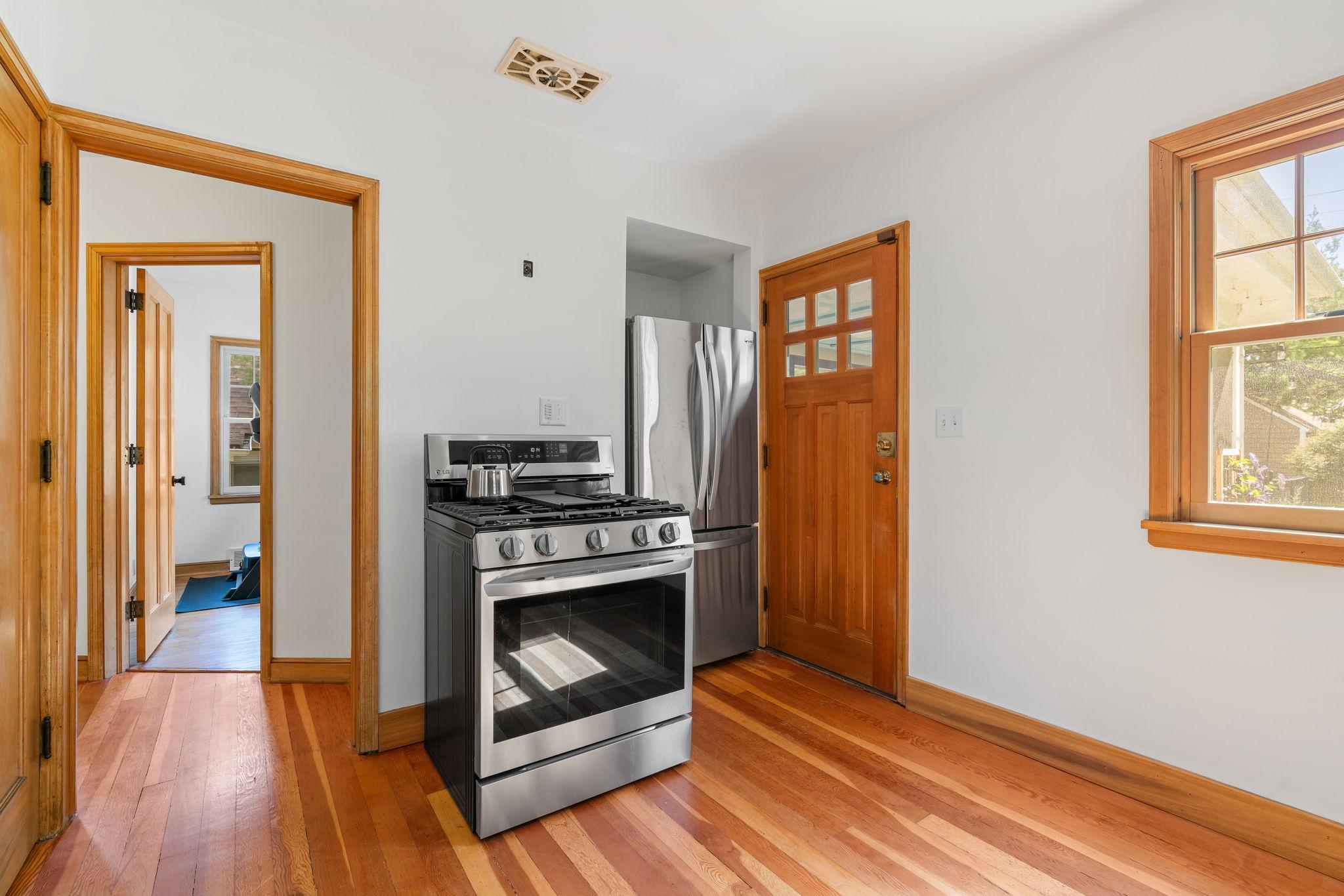 21 Queen Avenue S