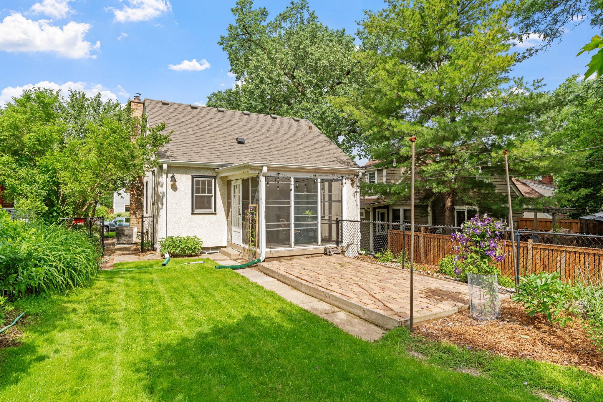 21 Queen Avenue S