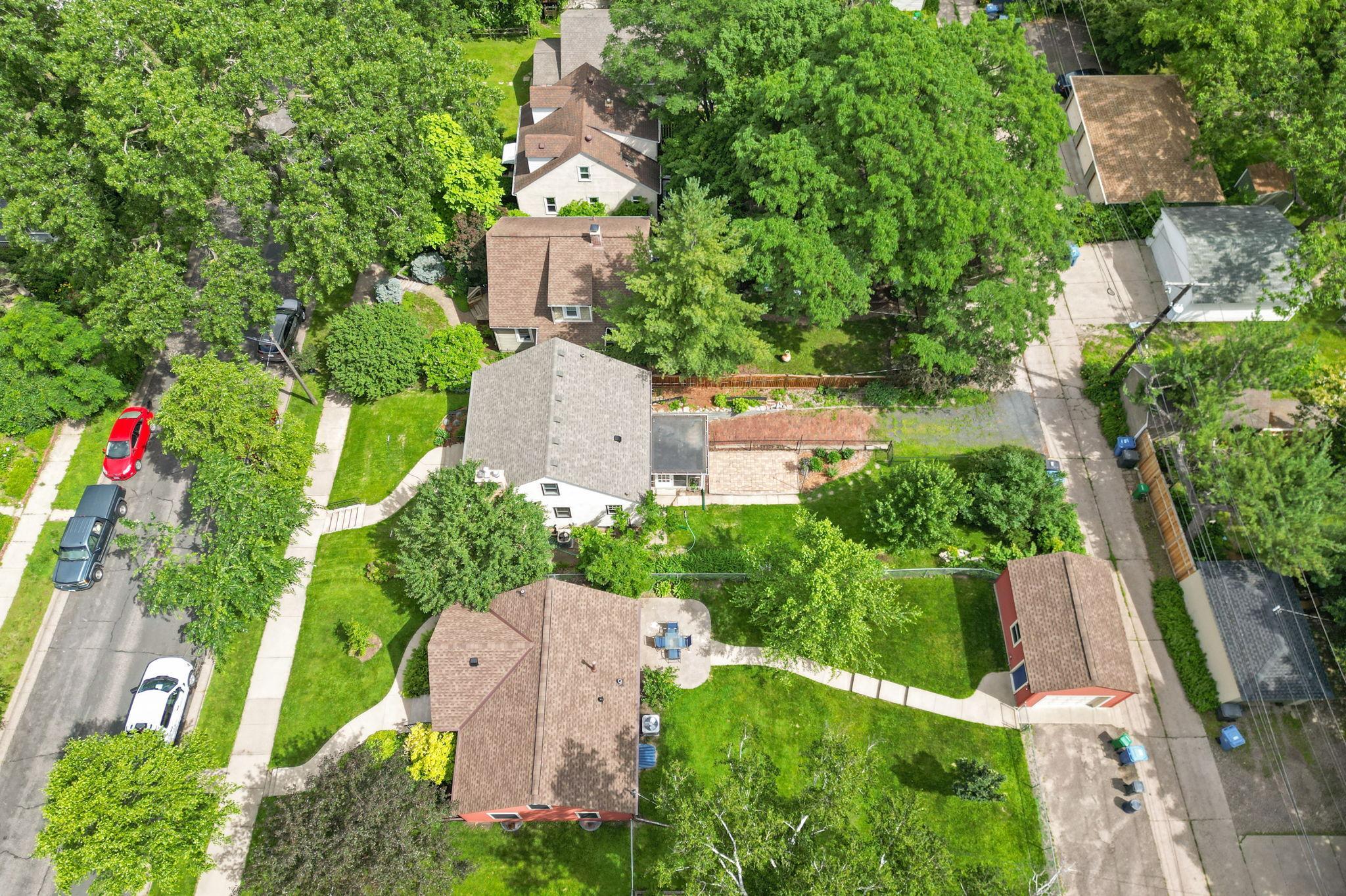 21 Queen Avenue S