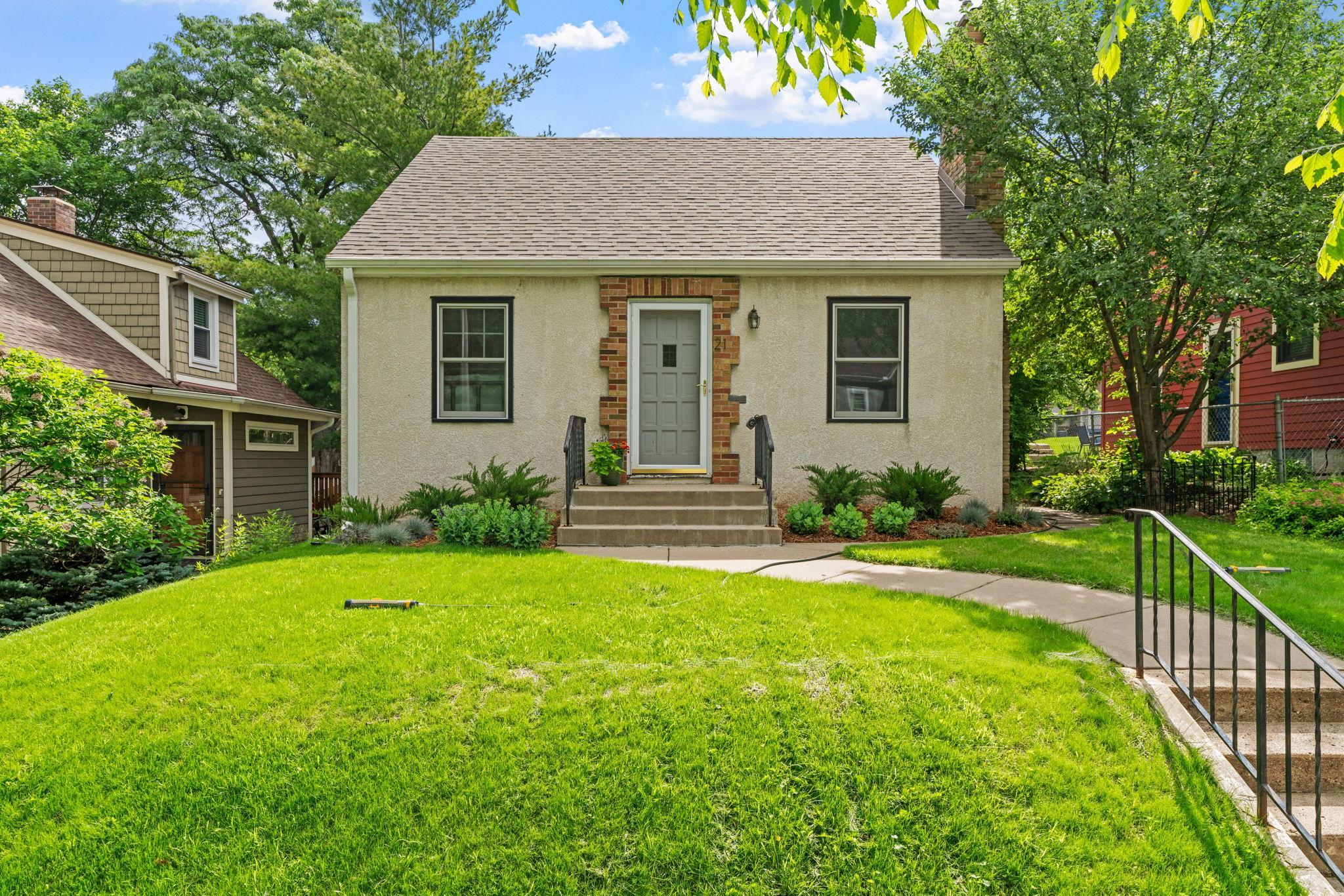 21 Queen Avenue S