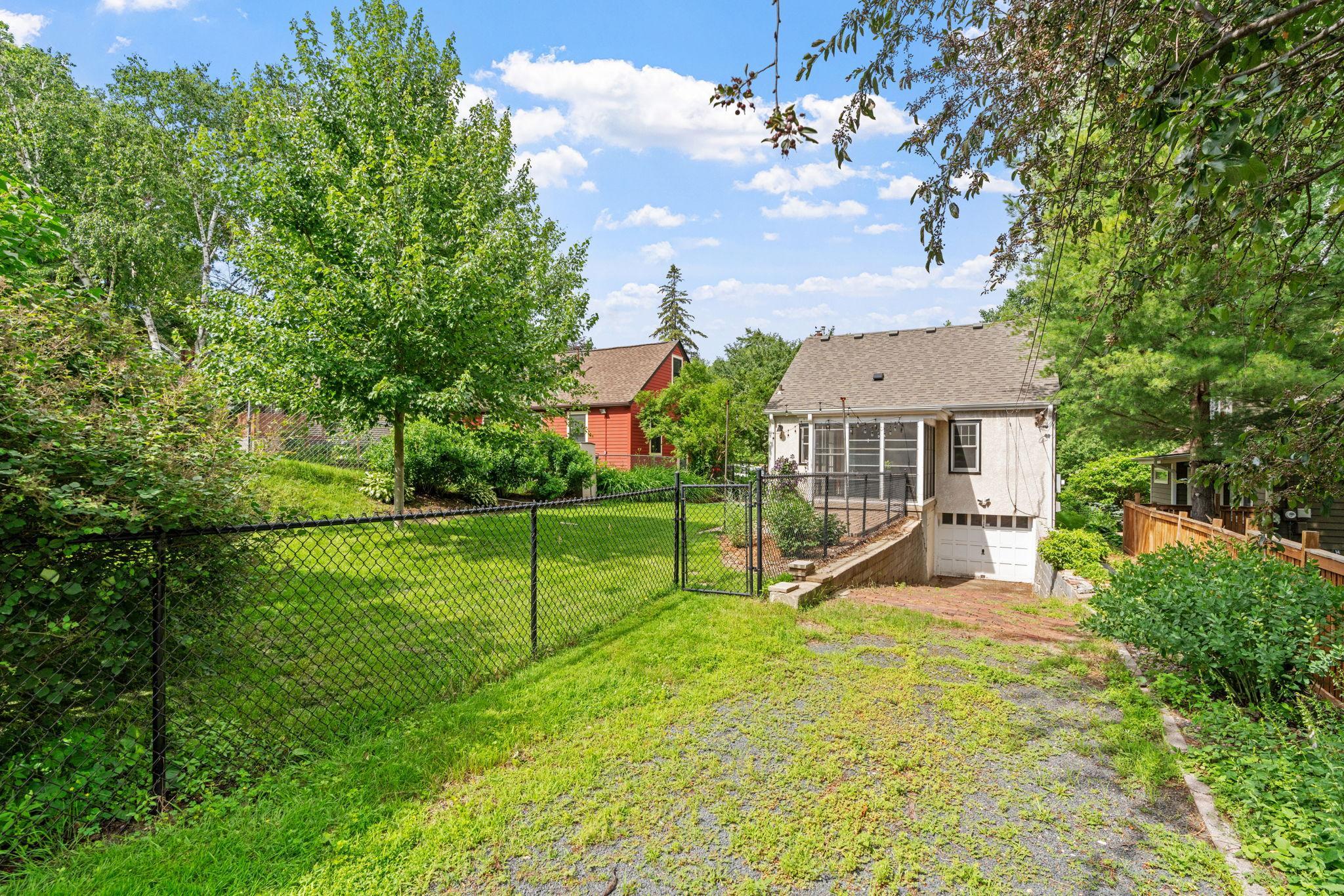 21 Queen Avenue S