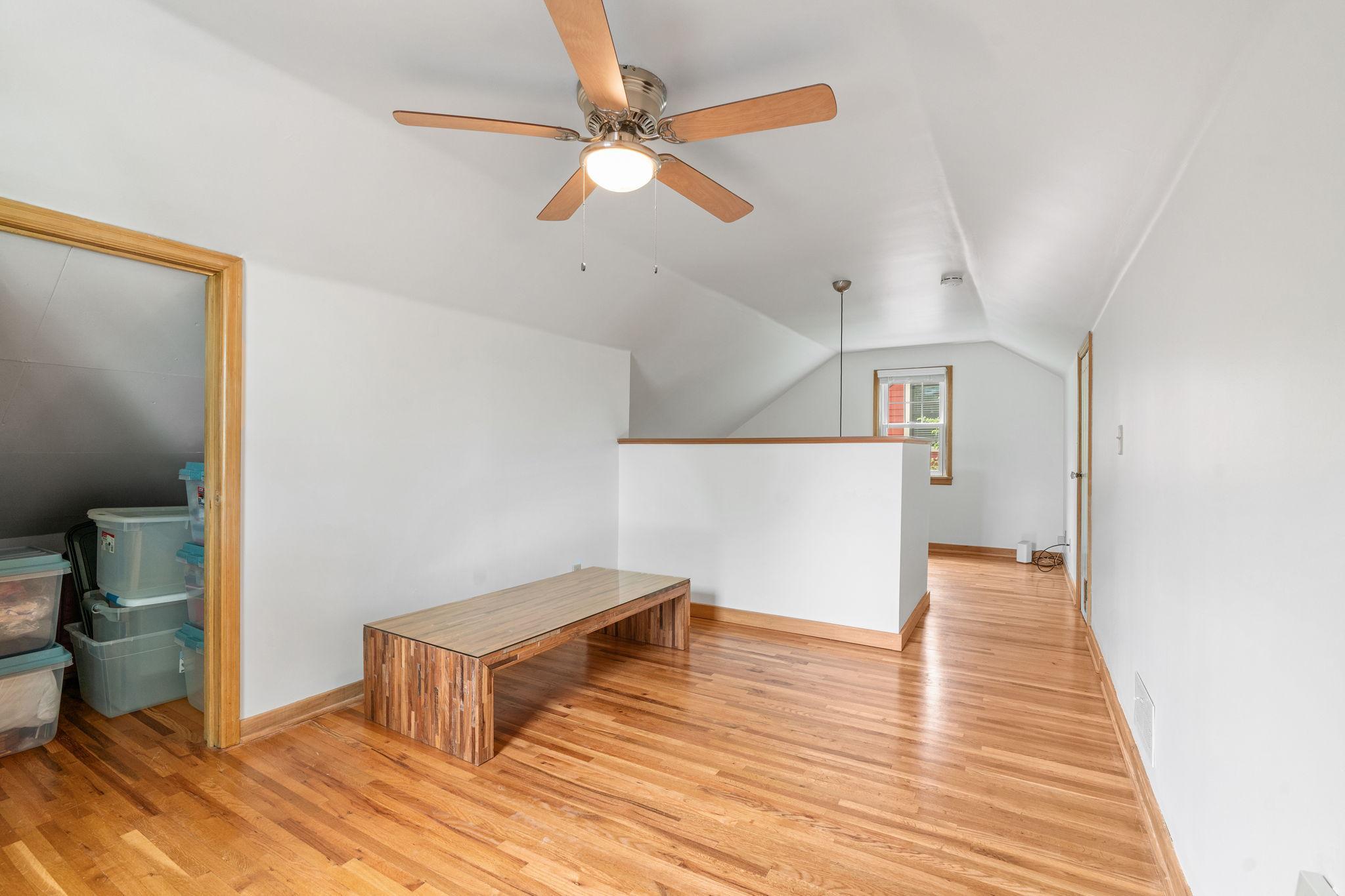 21 Queen Avenue S