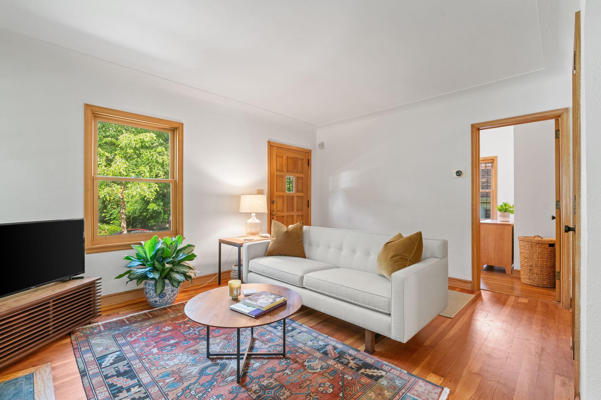 21 Queen Avenue S