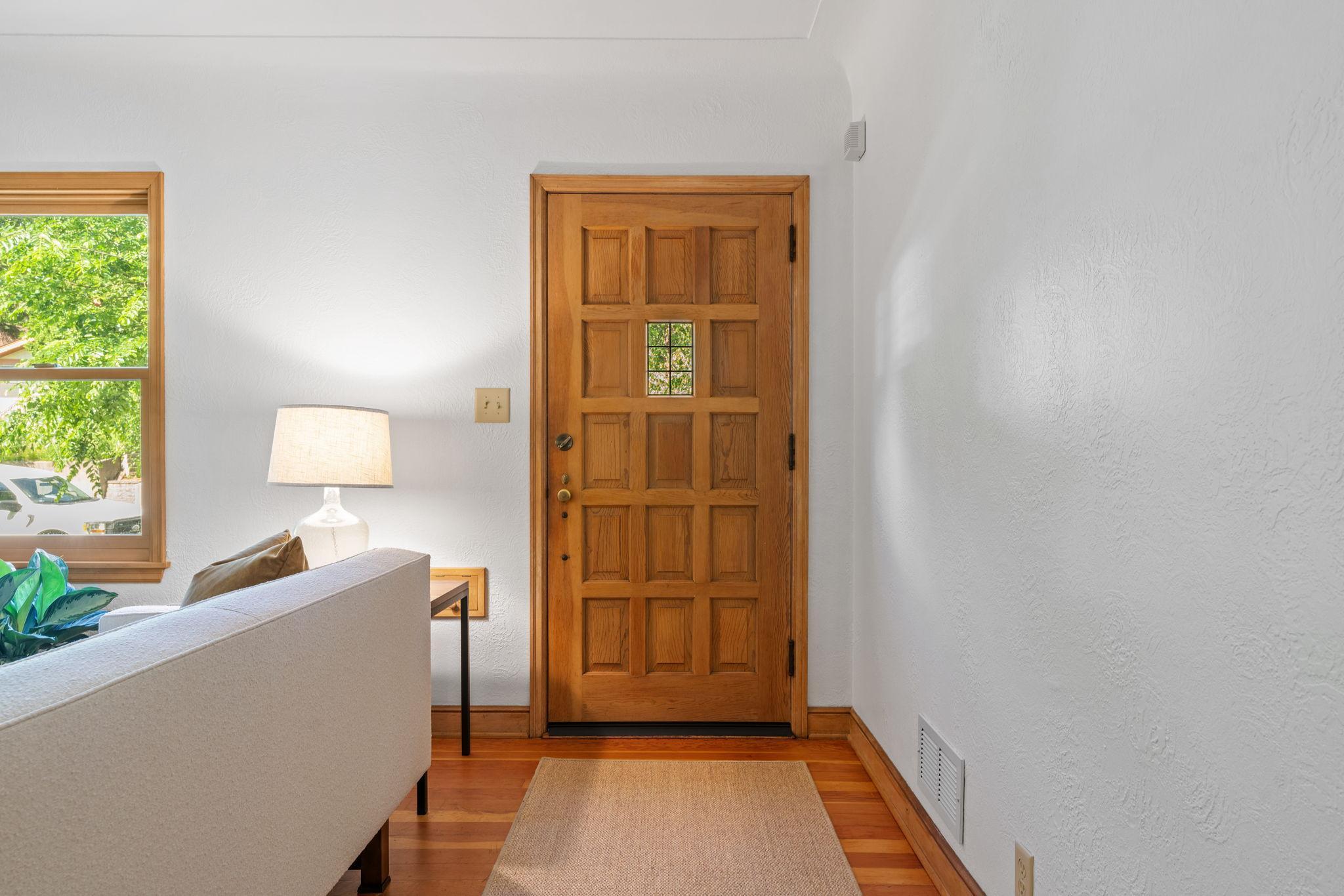 21 Queen Avenue S