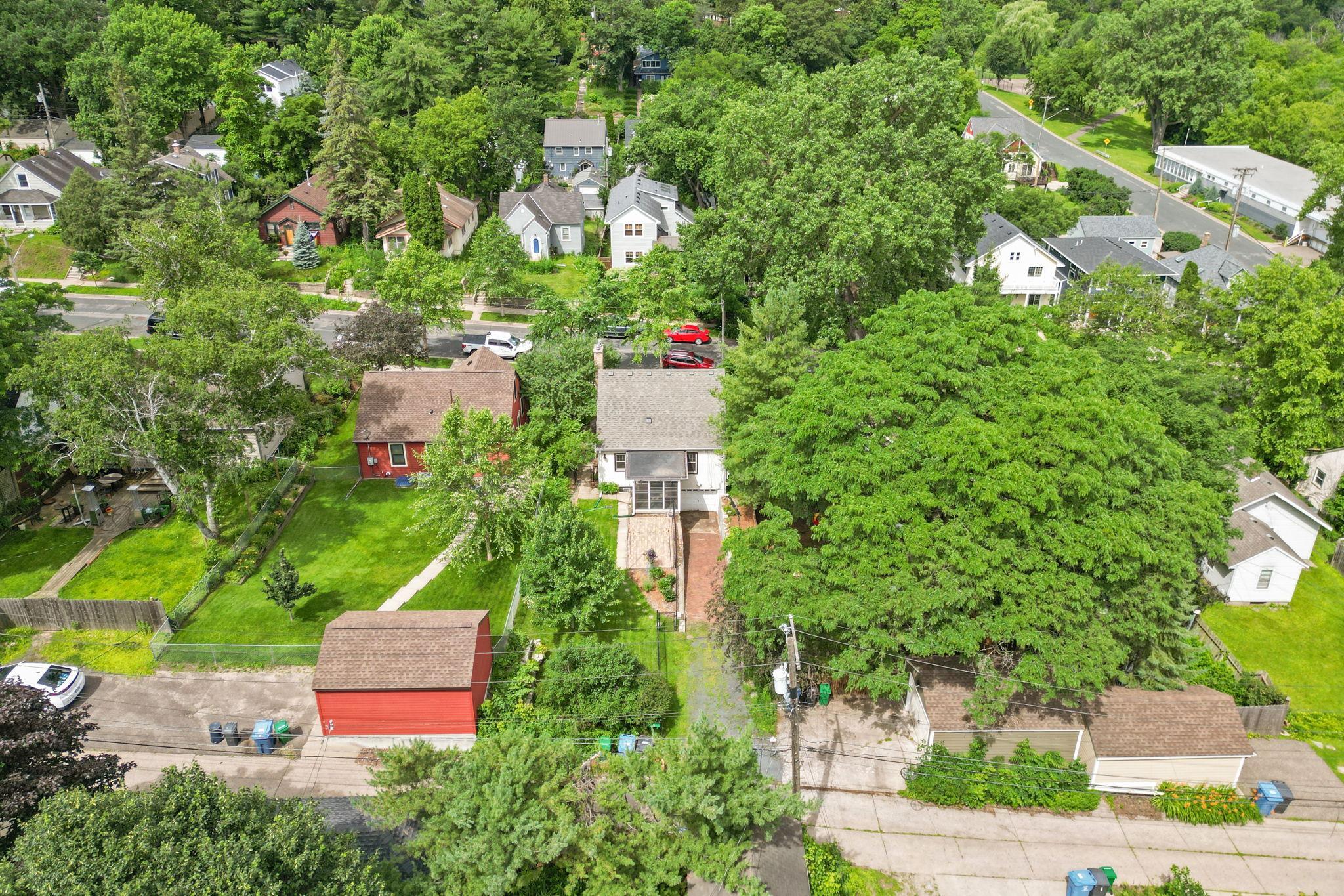 21 Queen Avenue S