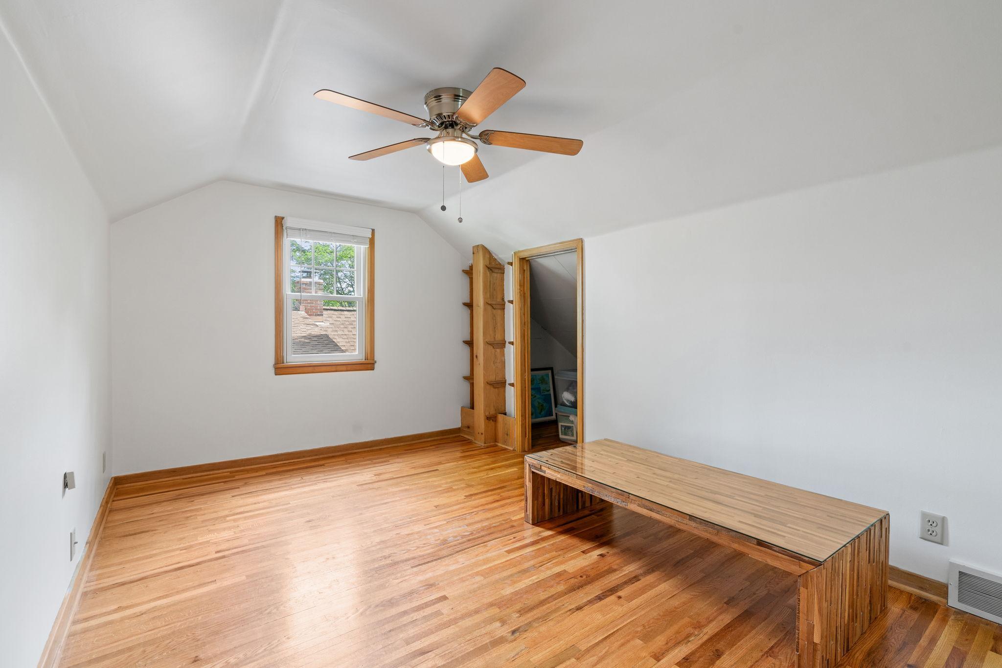 21 Queen Avenue S