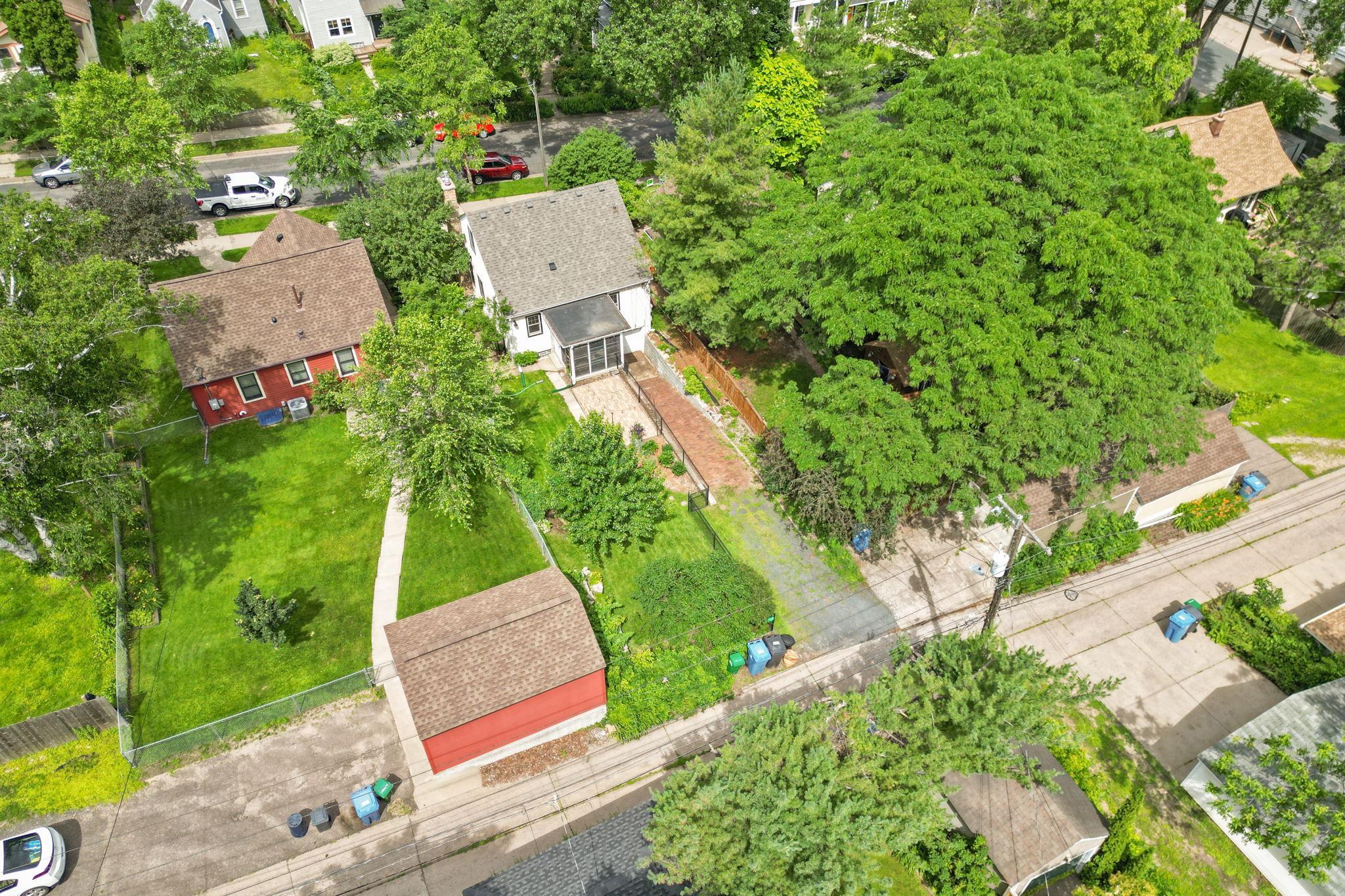 21 Queen Avenue S