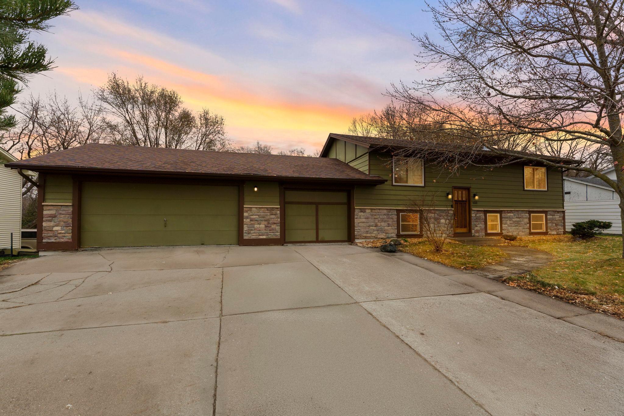 633 Sand Creek Drive NW