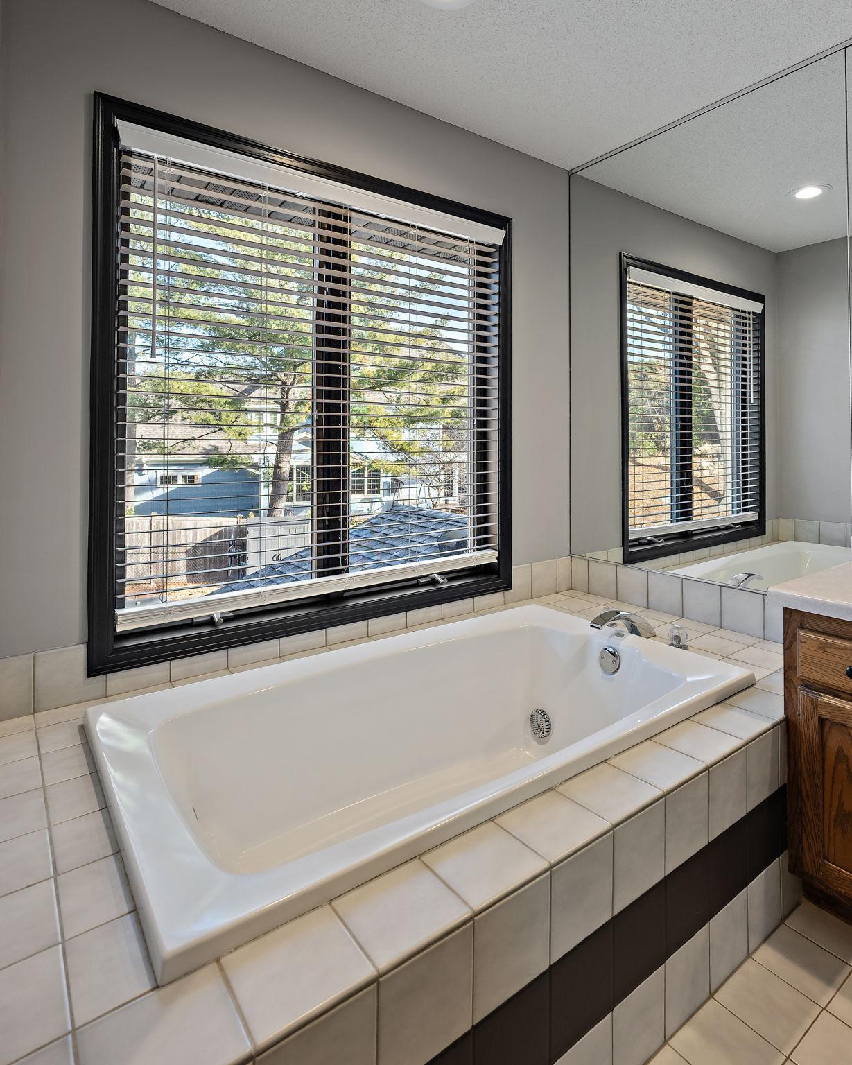 1746 Interlachen Bay