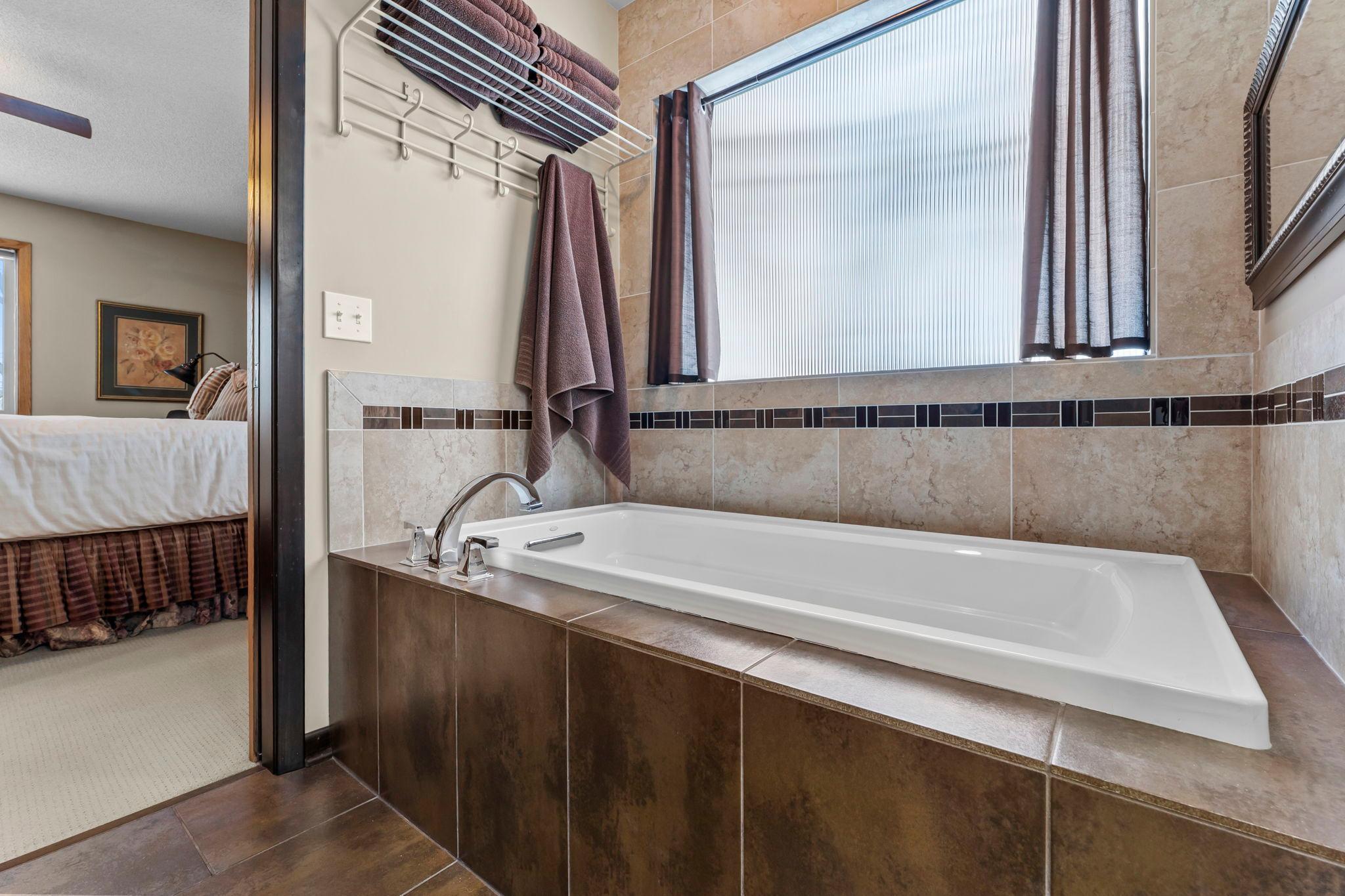 4890 Cottonwood Lane N