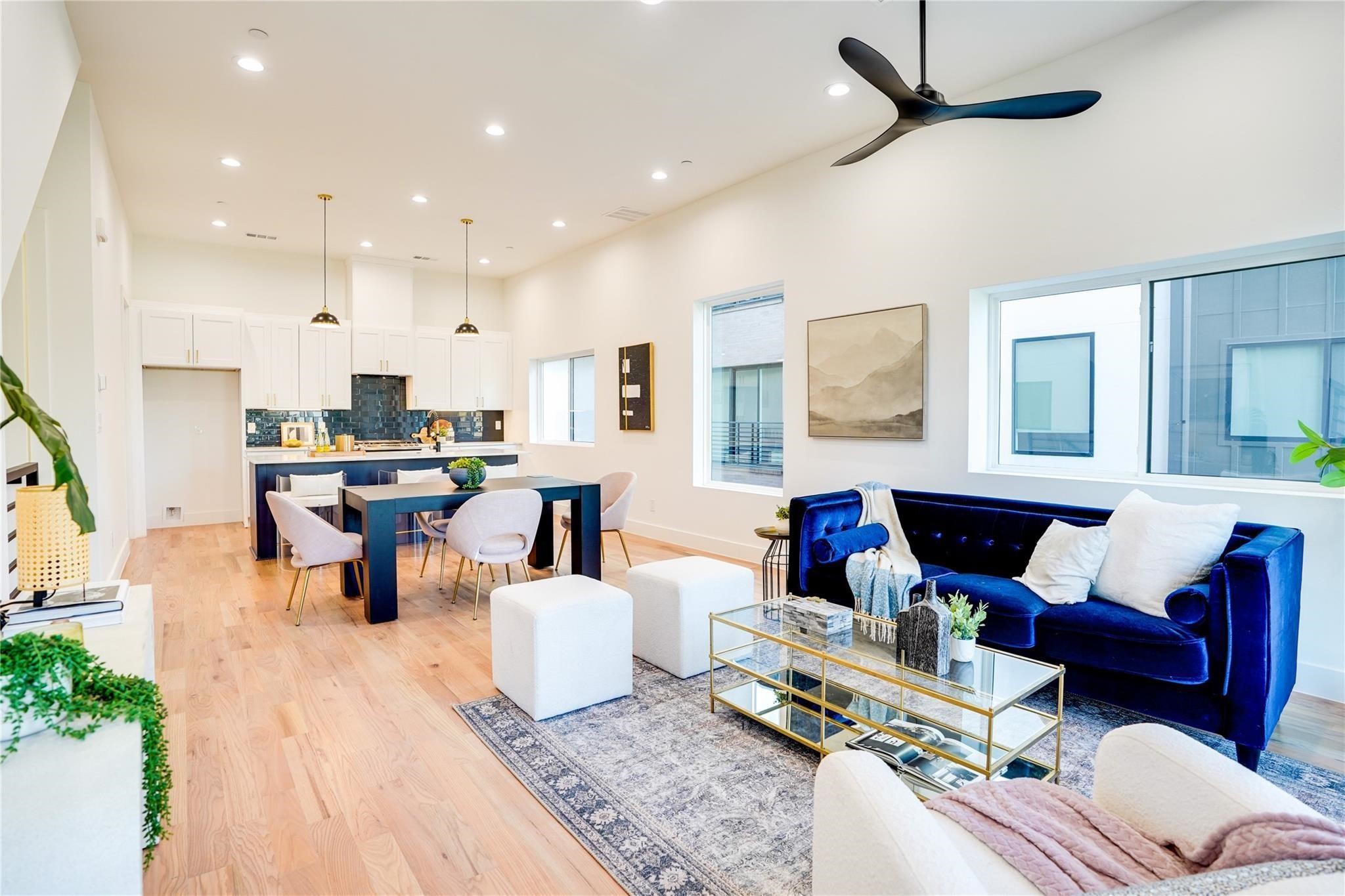 4631 Belmont Avenue 204