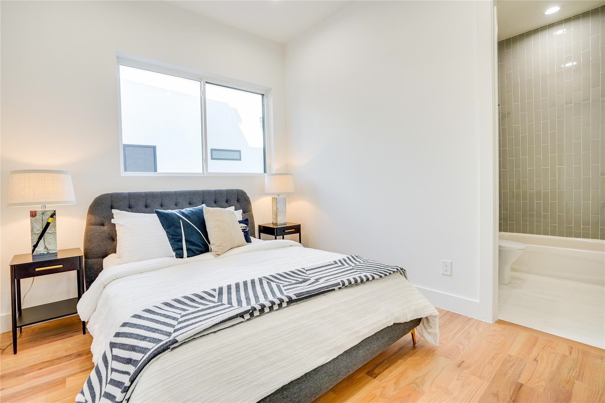 4631 Belmont Avenue 204