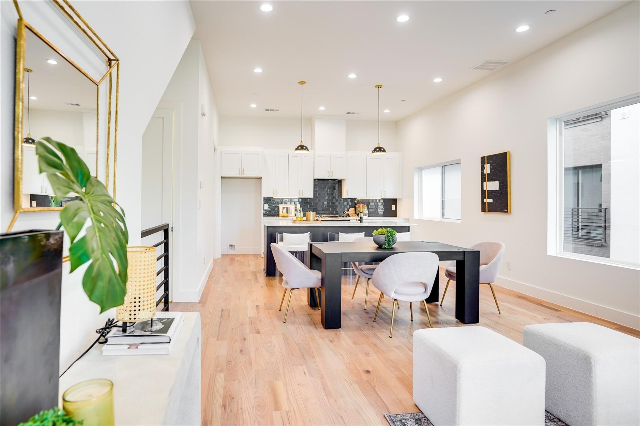 4631 Belmont Avenue 204