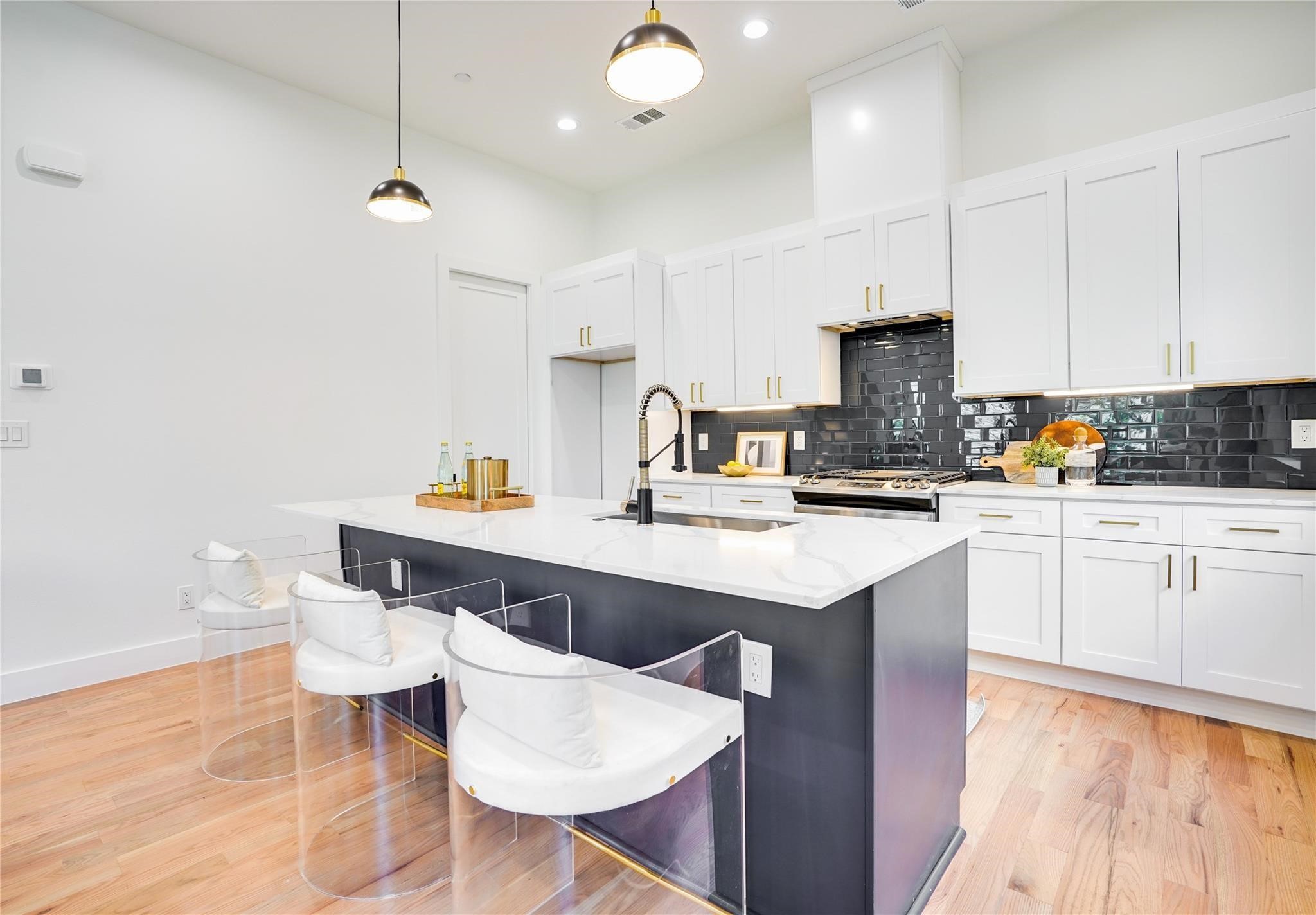 4631 Belmont Avenue 204