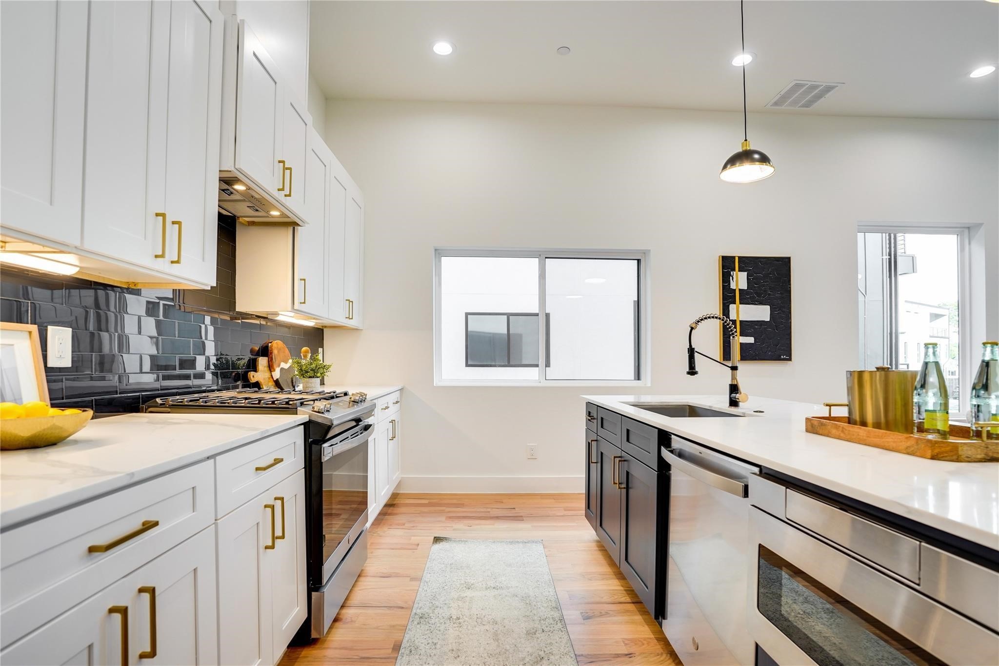 4631 Belmont Avenue 204