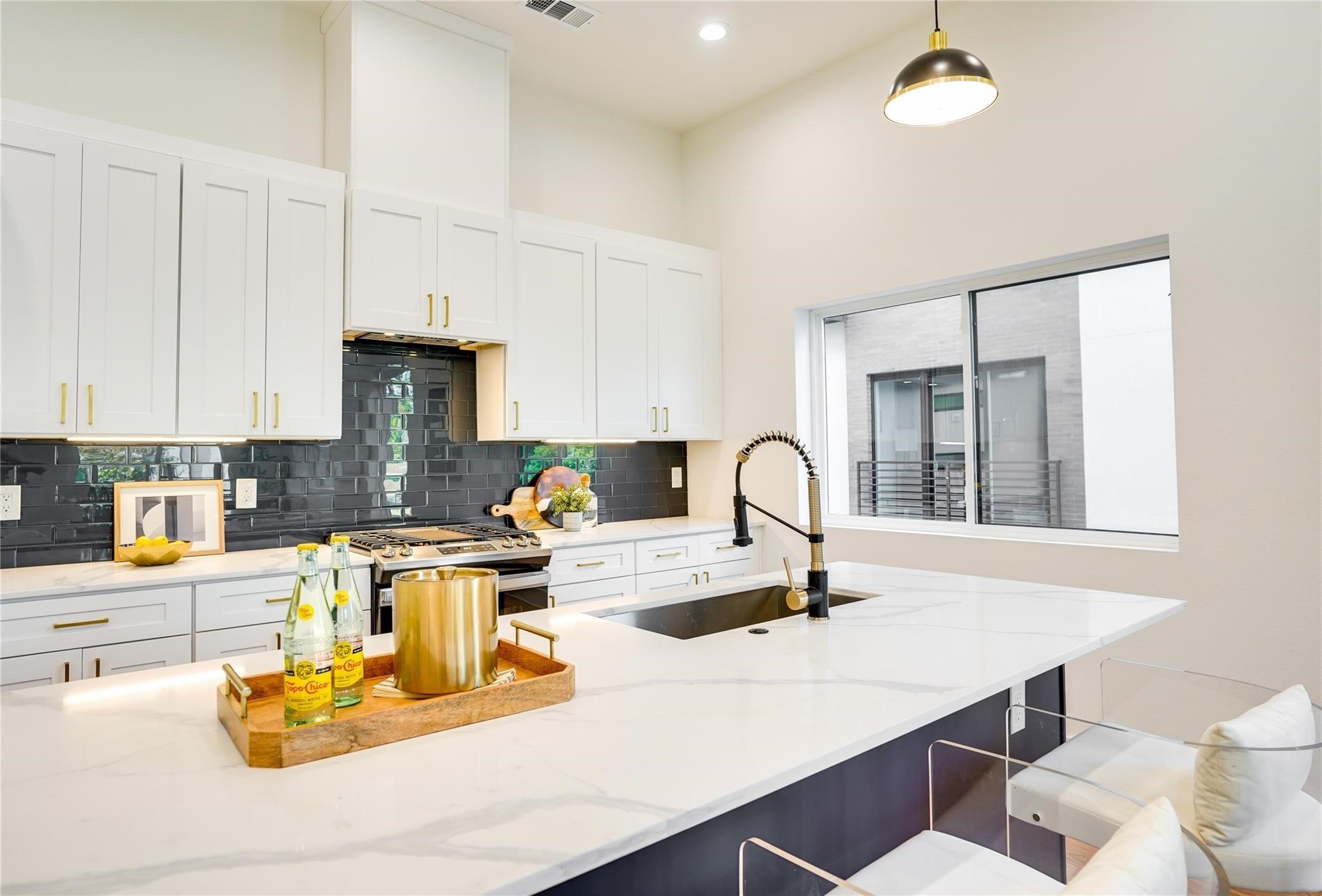 4631 Belmont Avenue 204