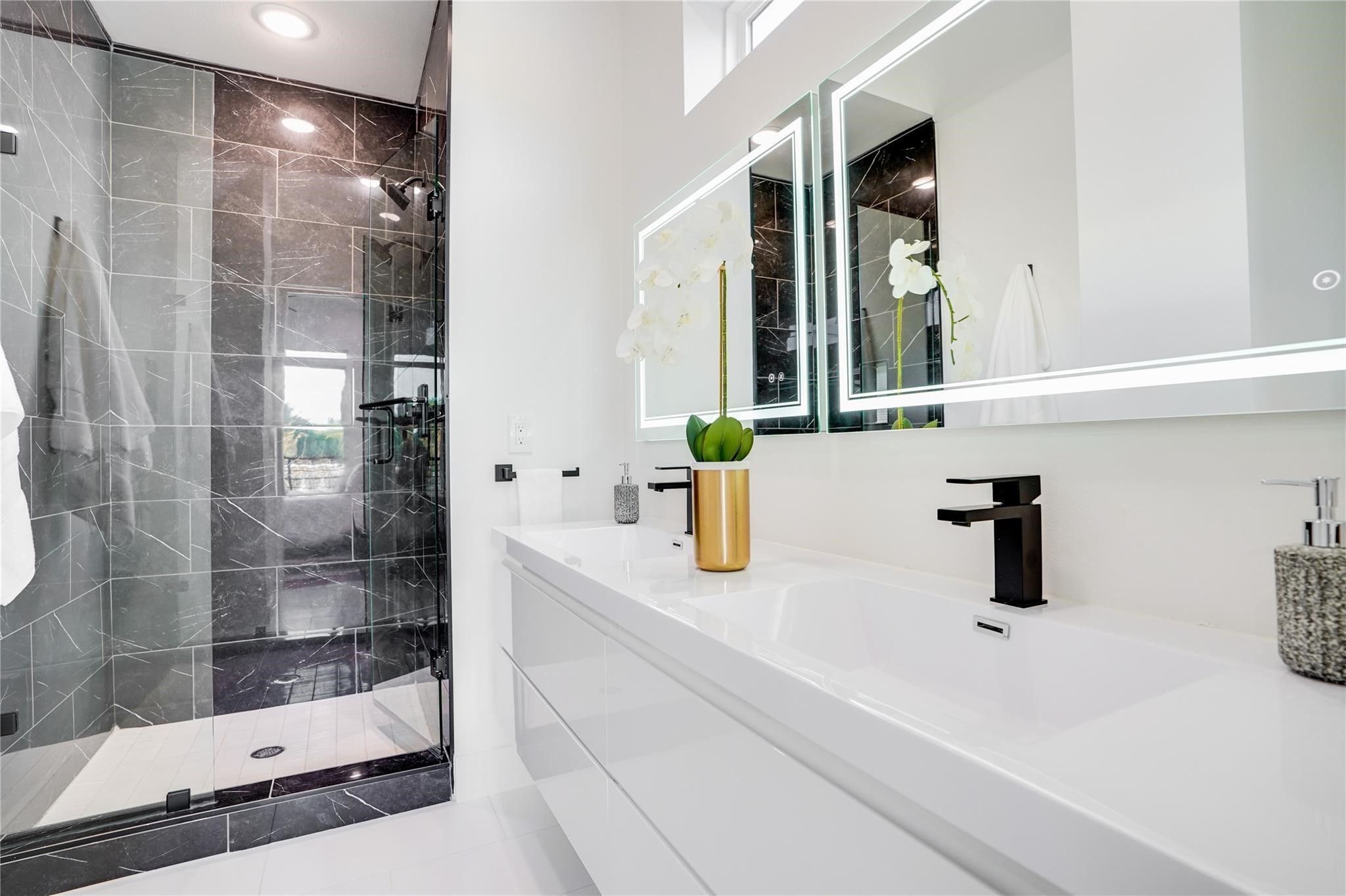 4631 Belmont Avenue 204